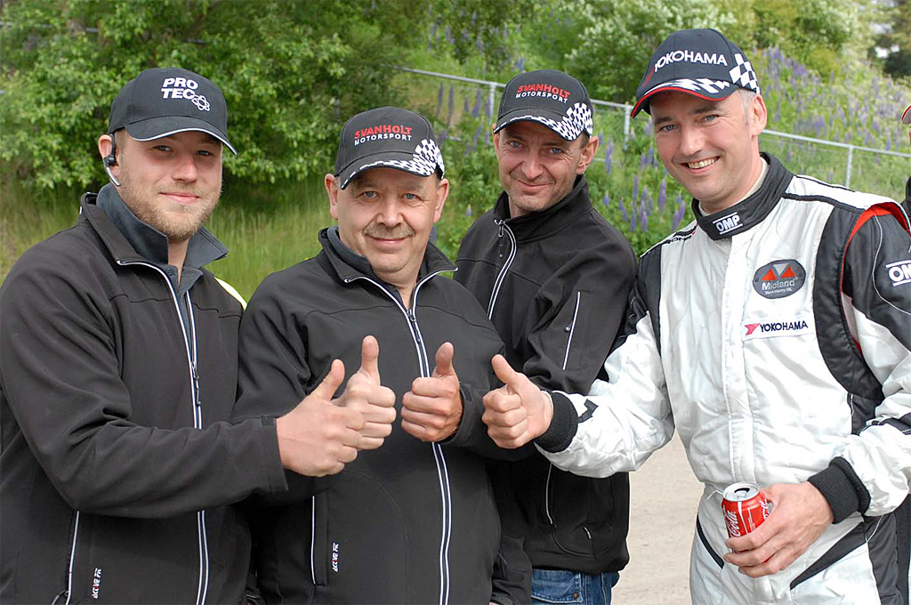 Tim Svanholt (t.h.) med service-trioen, som natten før weekendens rallybrag skruede som rasende for at få bilen klar til start